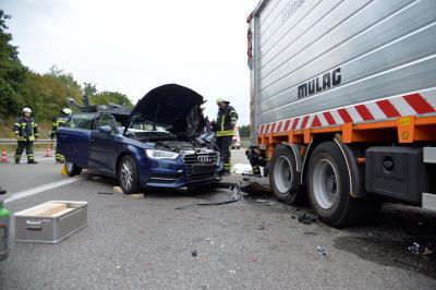 Fahrerin faehrt unter Gruenpflegefahrzeug auf der B14 und wird schwer eingeklemmt bei Waiblingen-Sued